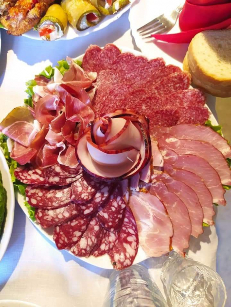 Колбасно-мясное плато